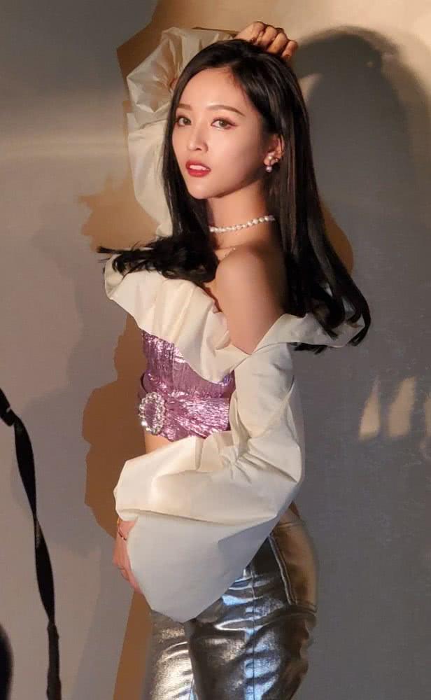 吴宣仪皮裤塞进长靴都能穿成堆堆袜，这腿被开过窗吗？