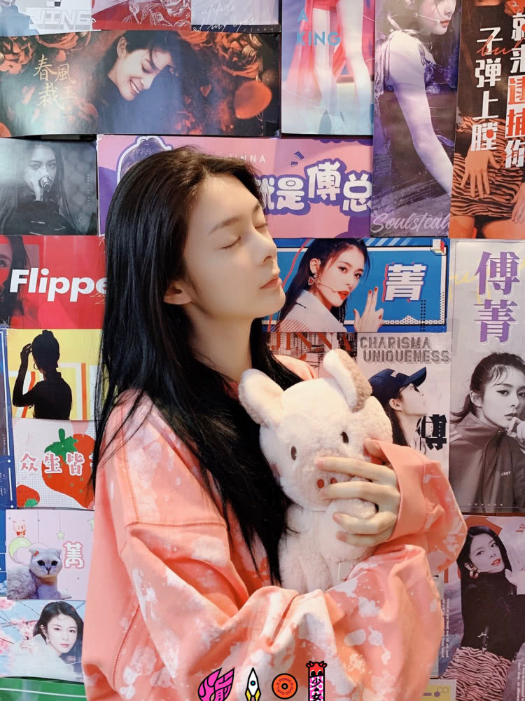 火箭少女女王节晒照，杨超越睡衣软萌可爱，SUNNEE素颜意外抢镜！