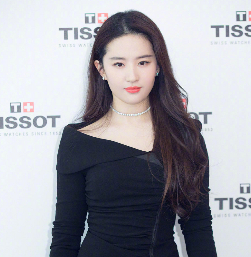 难怪刘亦菲一直都是黑发,当她把头发染成粉色差点让人认不出来