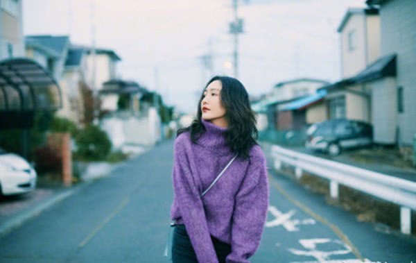 王鸥把基础款毛衣穿出了大牌感,37岁还拥有好身材