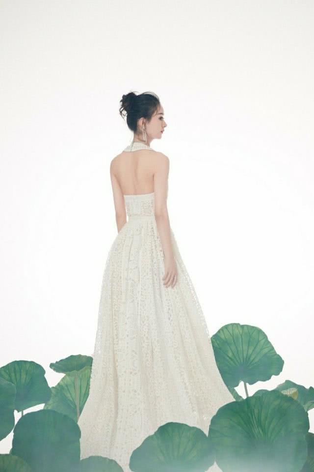 赵丽颖穿白裙复工营业，网友赞叹：这是仙女下凡吧！太美了