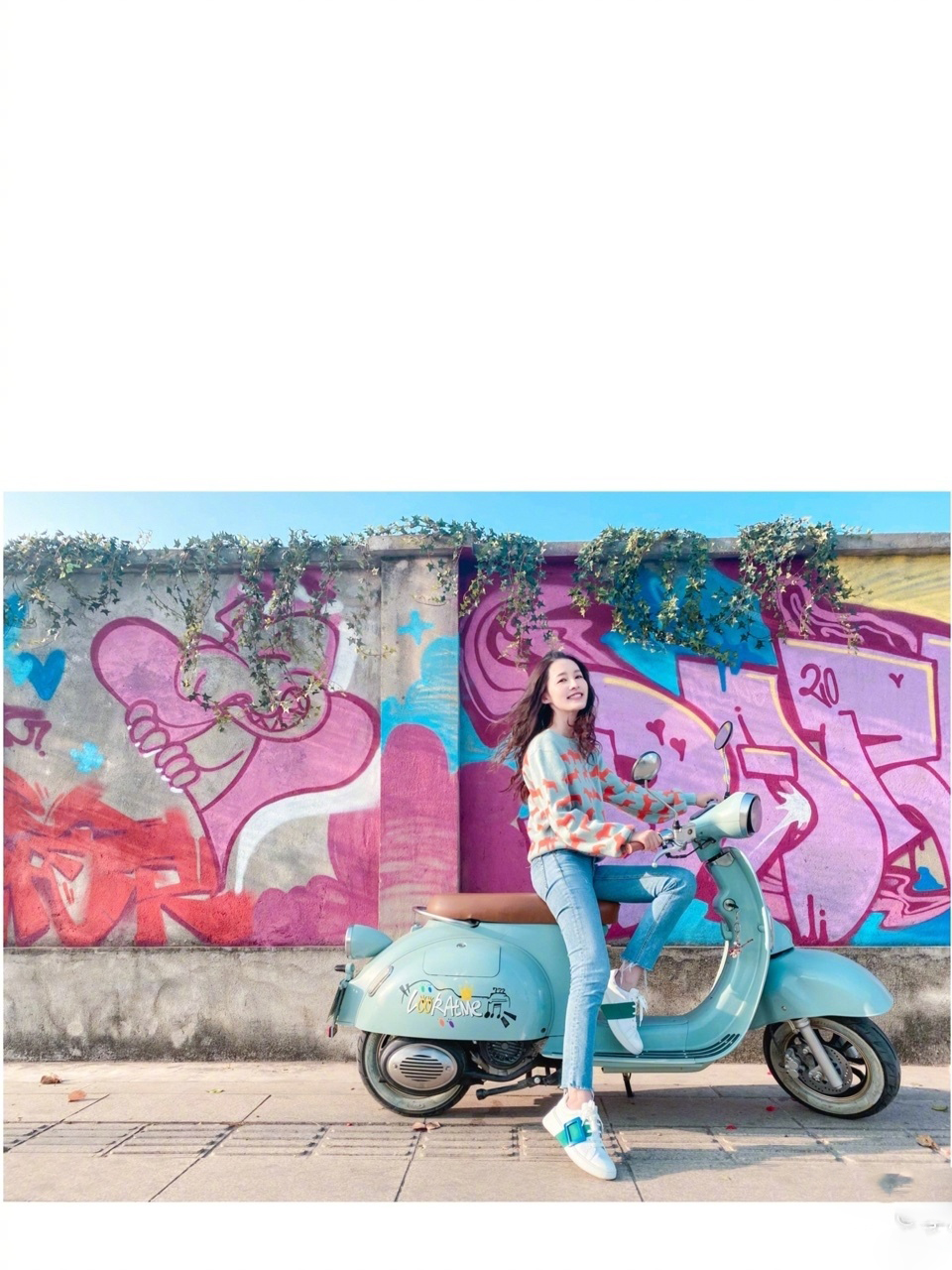 李沁丸子头元气街拍照图片