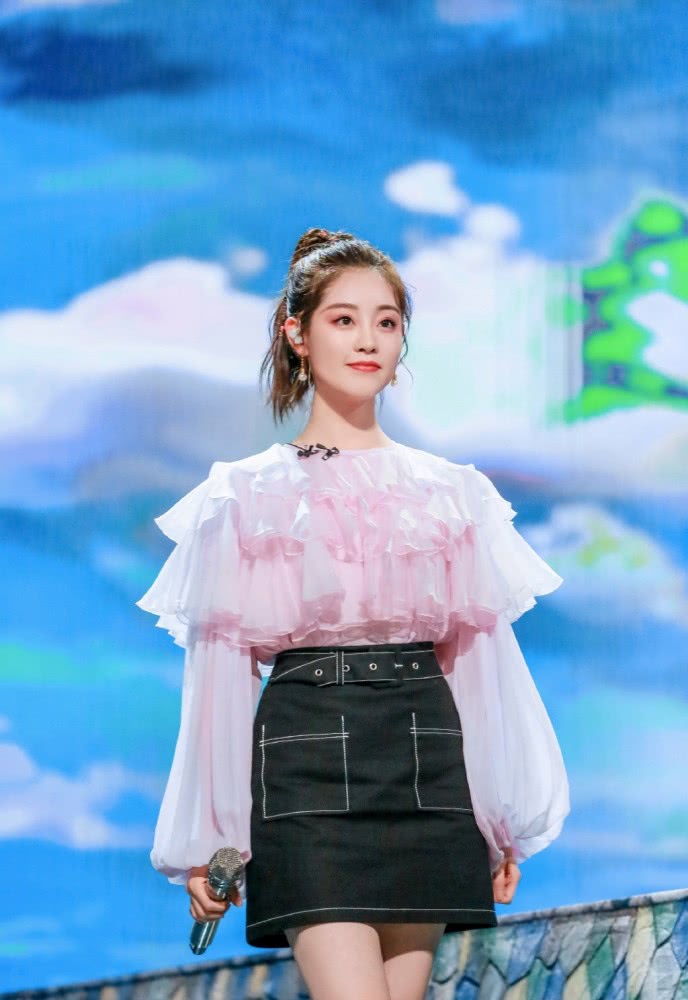 祝绪丹穿黄色无袖层叠裙,娇嫩甜美似少女