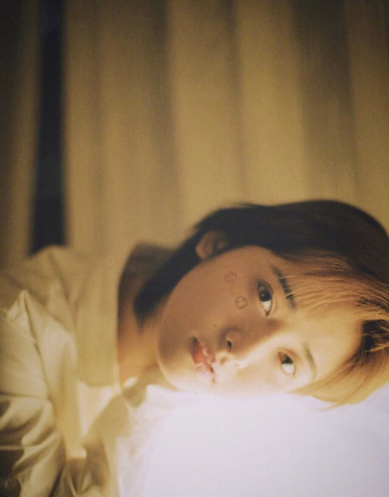 沈月2020最新胶片写真,穿白色衬衫出镜,脸颊画表情包俏皮搞怪