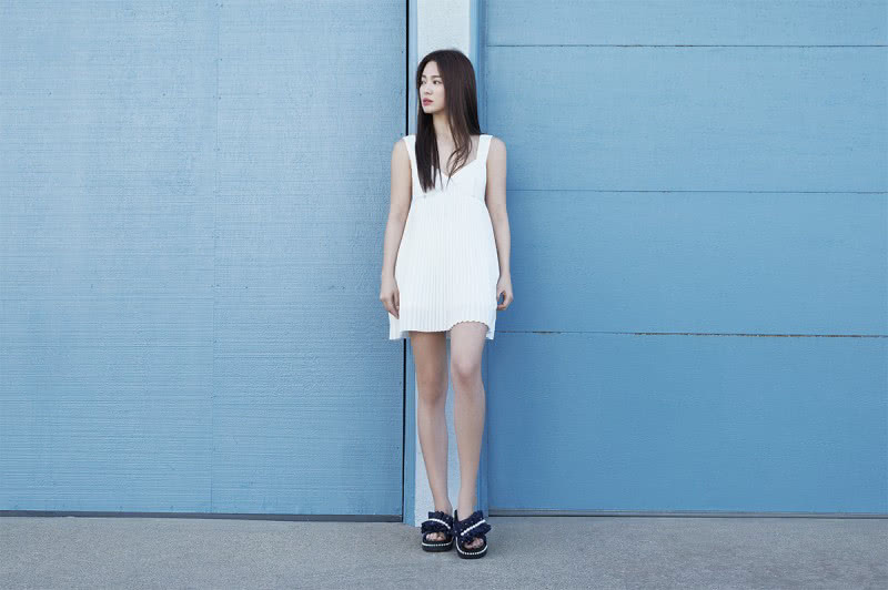 宋慧乔拍夏日写真大片，秀长腿少女感十足