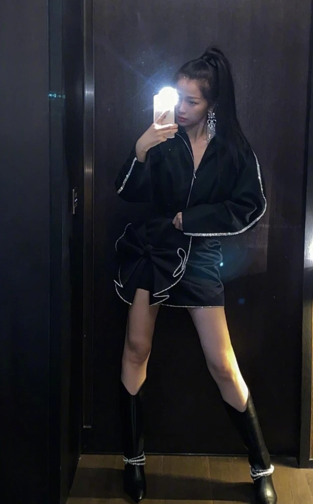 虞书欣挑战四分裤秀腿,不愧是可爱“小作精”