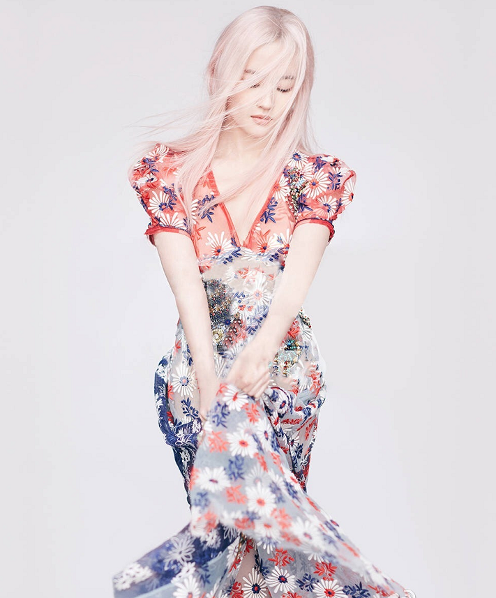 难怪刘亦菲一直都是黑发,当她把头发染成粉色差点让人认不出来