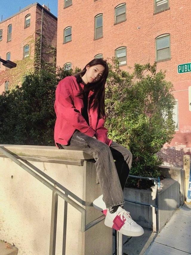 欧阳娜娜发自拍,白底碎花上衣小露锁骨,这是改走小性感路线?