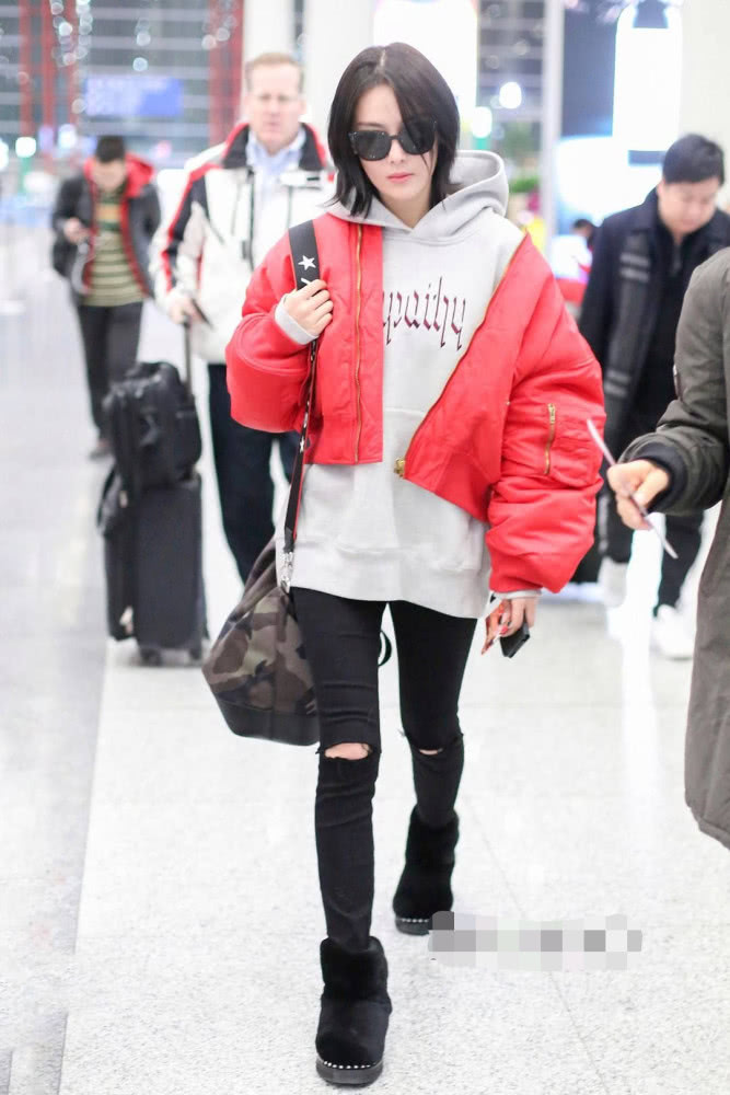 张馨予穿搭太有个性,肩上一片布、腰间一片布,一般人驾驭不了