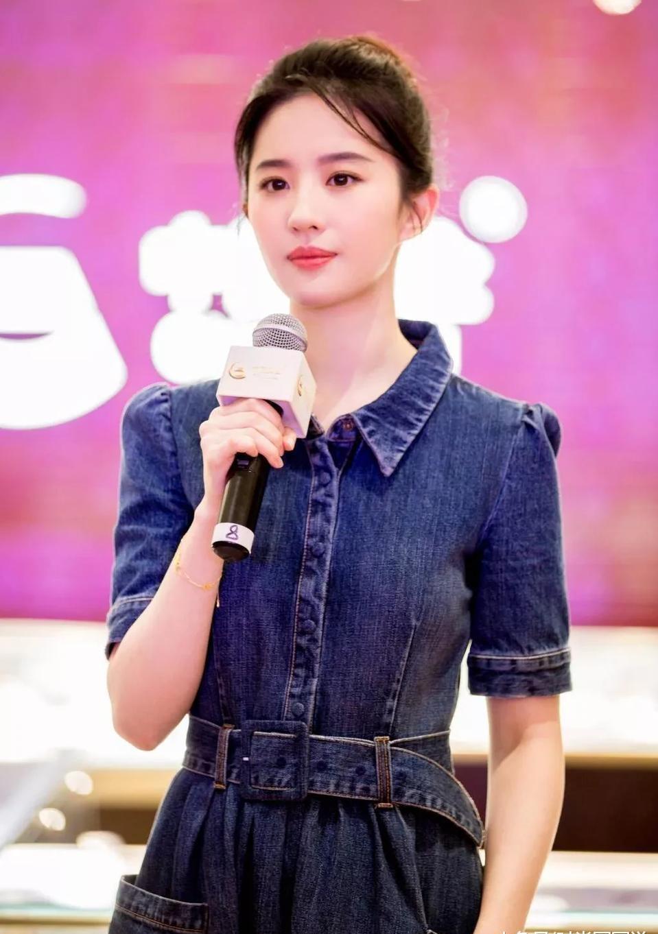 刘亦菲一袭牛仔长裙亮相,脸型也太美了吧