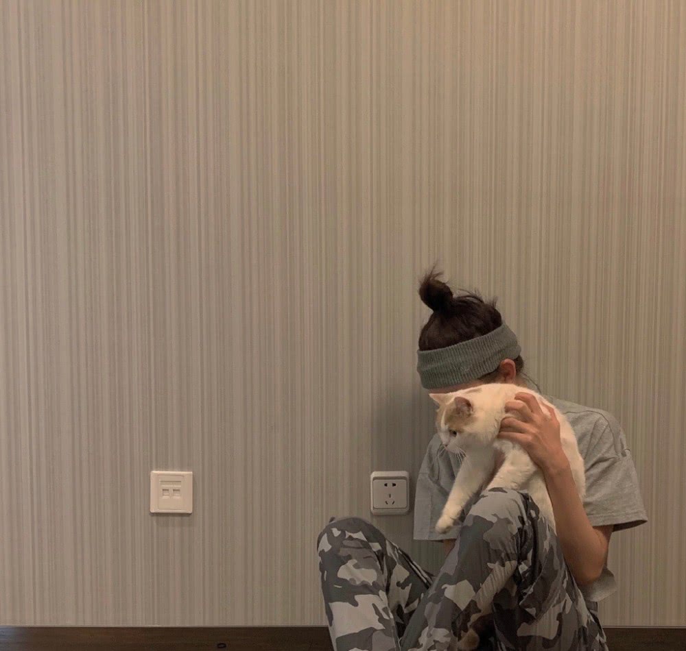 李子璇穿针织衫迷彩裤,秀长腿好帅气