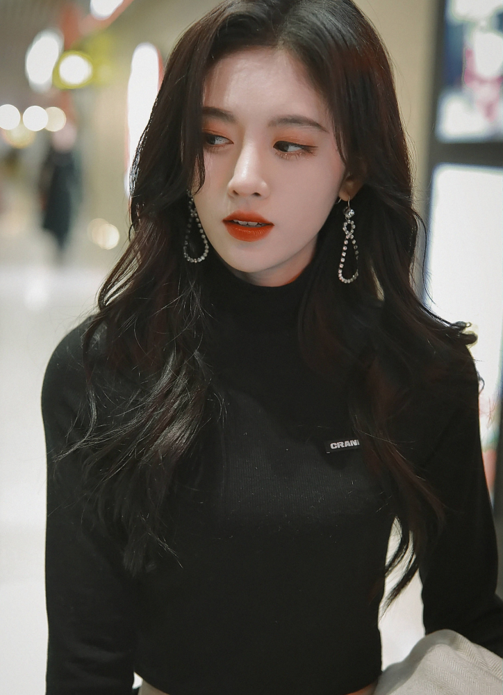 鞠婧祎穿搭超有气质,怪不得被称为4000年一遇的美女!