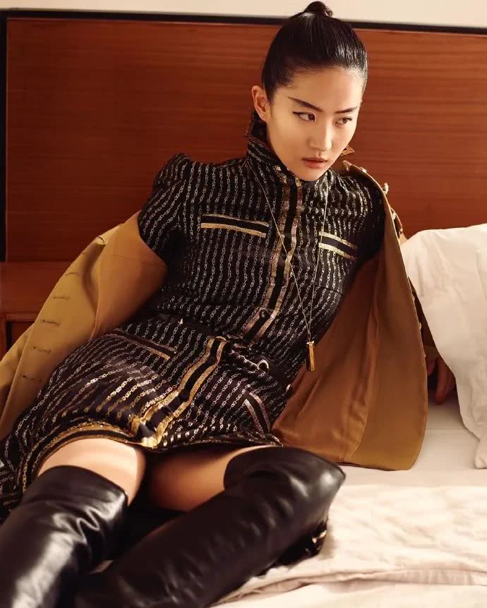 刘亦菲拍时尚杂志破烂包臀裙也敢穿出来,这曲线也太好了