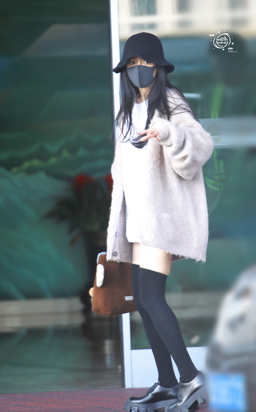 欧阳娜娜和杨幂同穿开衫秀腿，少女感竟然不分上下