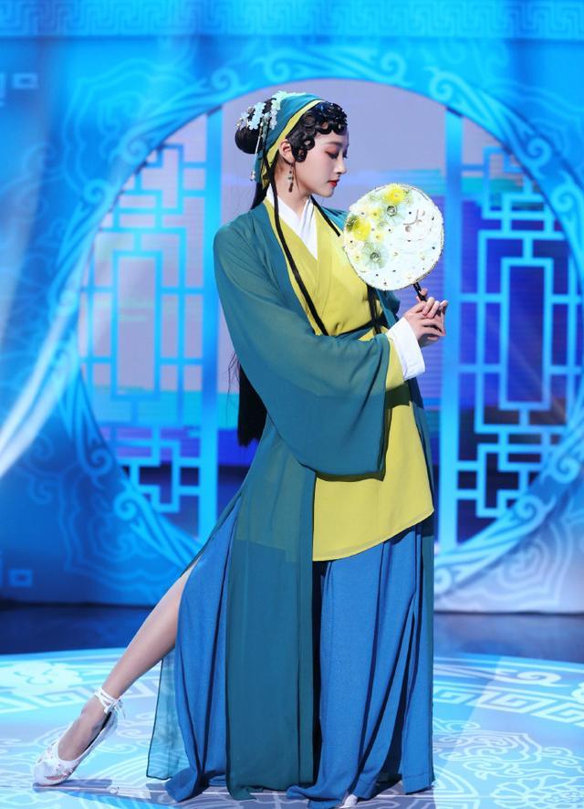 关晓彤挑战青蛇古装造型，身姿曼妙风情万种不输张曼玉！