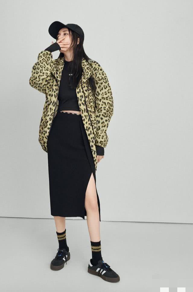 杨幂真“人间水蜜桃”！黑色紧身衣打造3D立体感，一般人驾驭不住