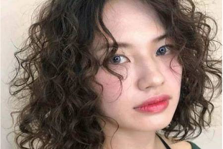 女生羊毛卷发型图片,五款减龄羊毛卷的发型设计