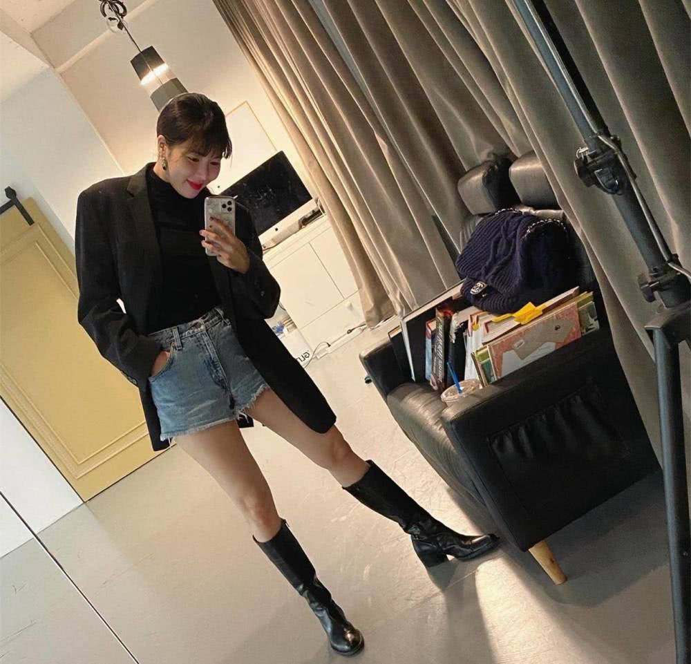 金泫雅的肉肉腿太撩人!男友风西装配黑靴气质超A,齐刘海美回初恋