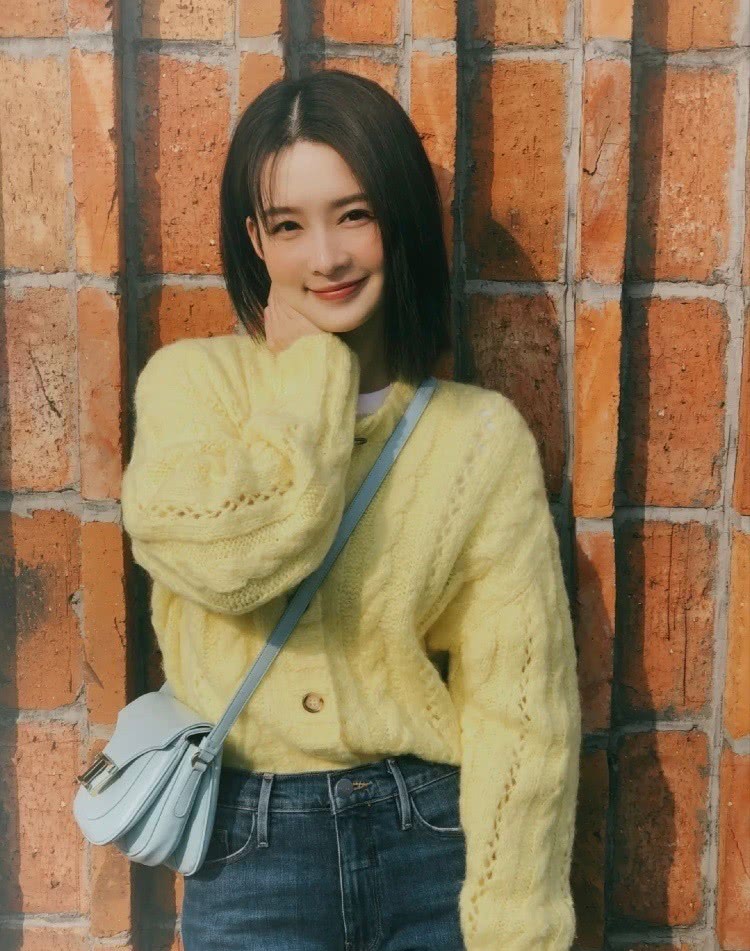 李沁穿黄色针织衫配牛仔裤,30岁甜美似少女