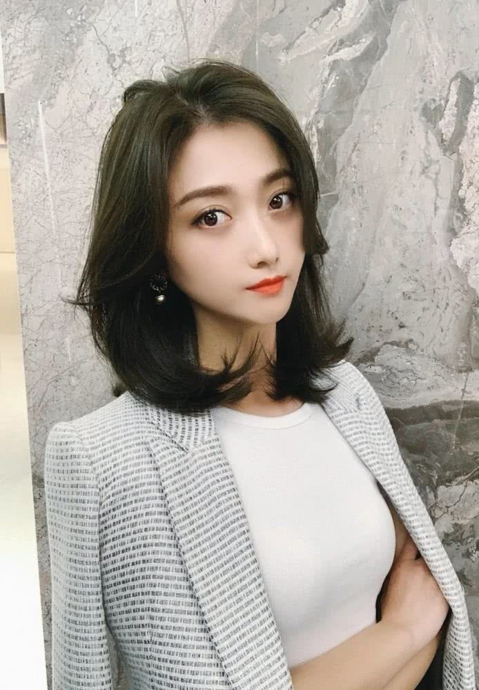 超短发不敢剪，长发留久了会烦，回头率超高的中发造型GET起来