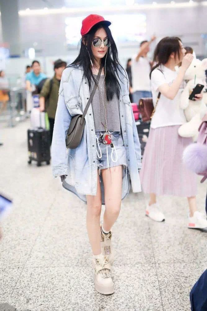 张馨予穿搭太有个性,肩上一片布、腰间一片布,一般人驾驭不了