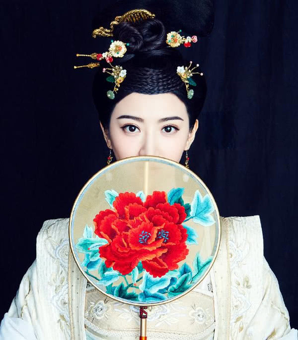 景甜穿西装配紧身内搭显好身材，淡妆美得像18岁