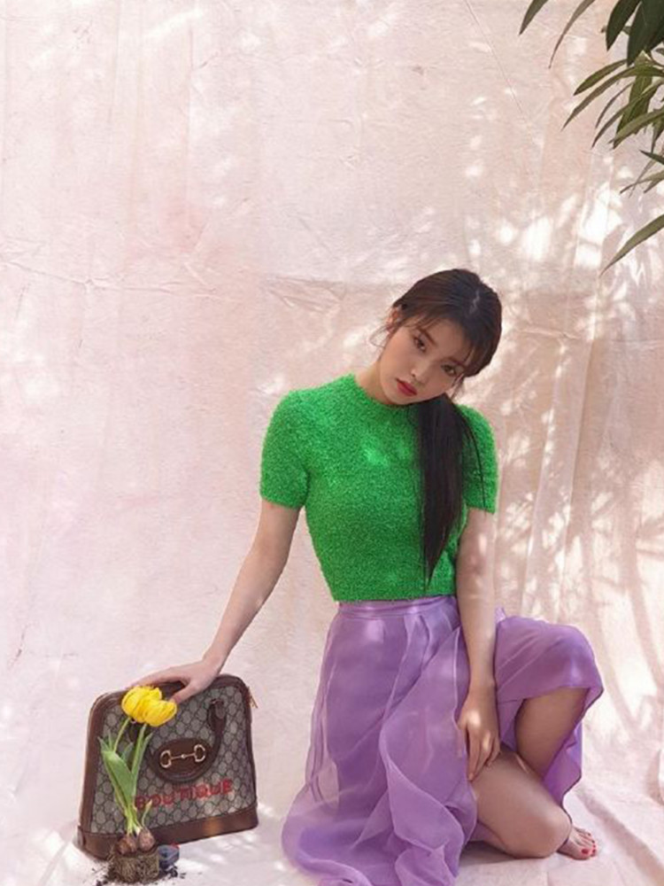 IU李知恩有颜任性,挑战高饱和度造型绿配紫意外时尚!