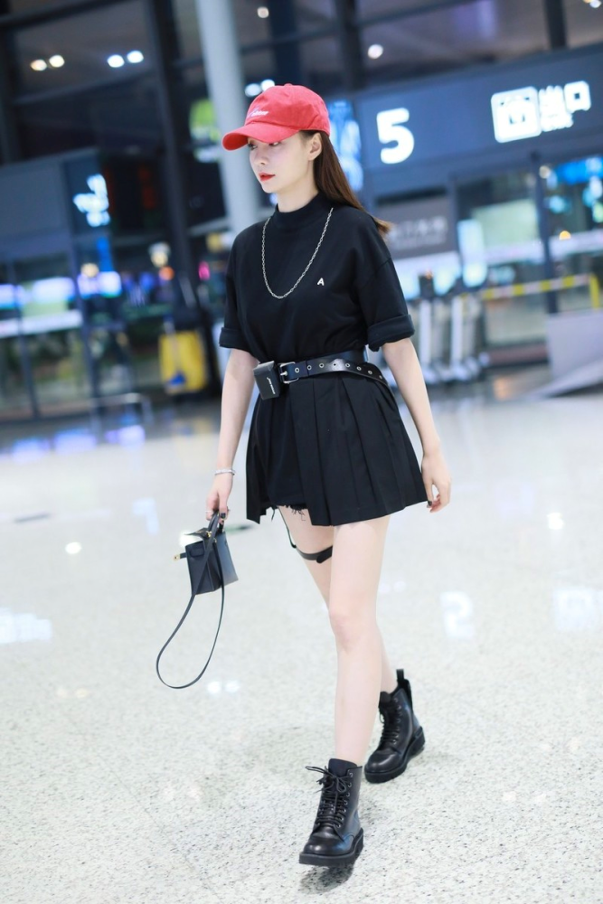 沈梦辰机场街拍太有少女感！黑T恤配百褶裙清新酷帅