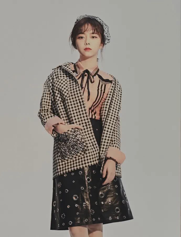 谭松韵齐刘海配清爽牛仔服，娃娃脸奔三看着还像18岁少女