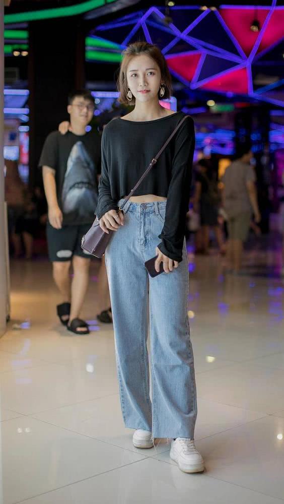 国内时尚潮人街拍，格纹裙配黑T时尚有型，阔腿裤配长袖衫超简约