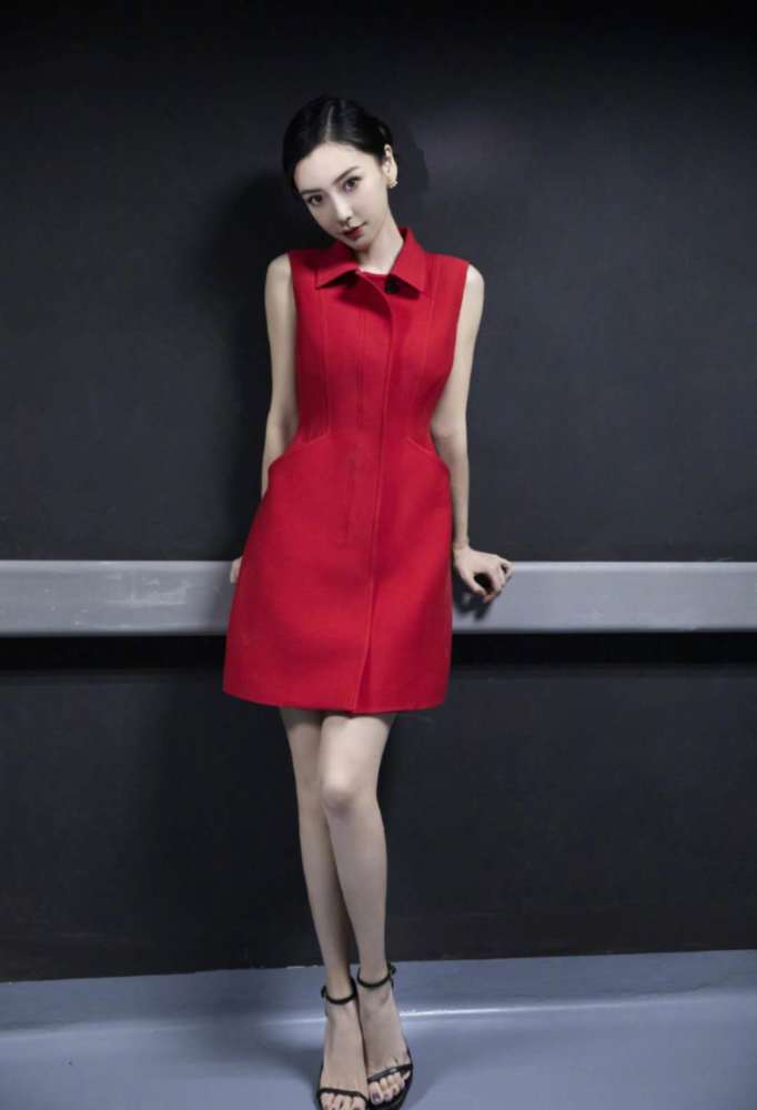 杨颖的穿搭越来越“仙”!白色“漏斗裙”秀美肩,漫画脸太不真实