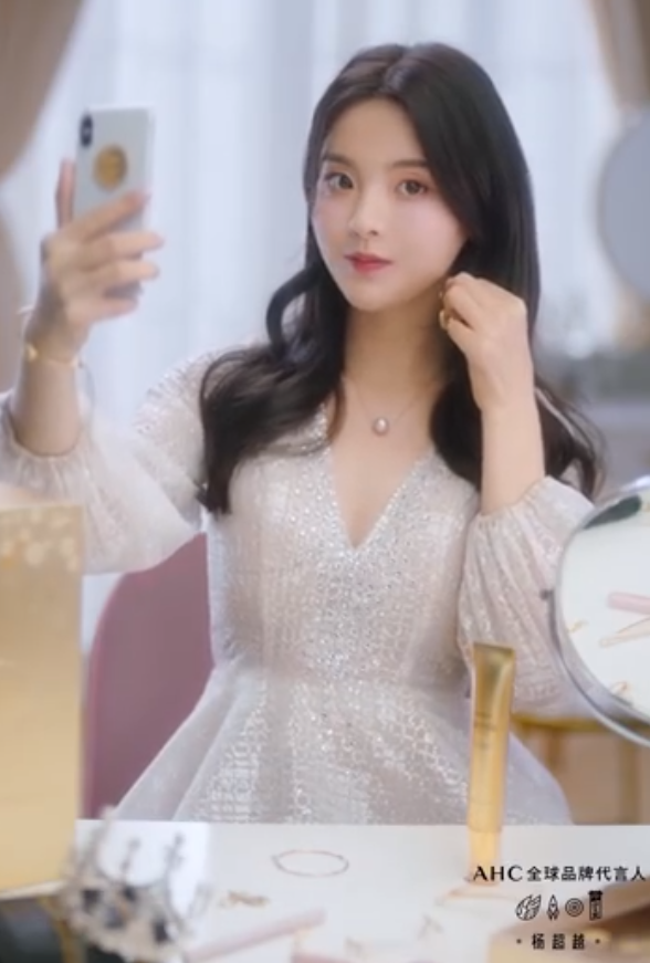 杨超越V领亮片裙略显成熟,展现迷人女人味