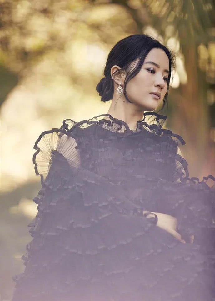 刘亦菲拍时尚杂志破烂包臀裙也敢穿出来,这曲线也太好了