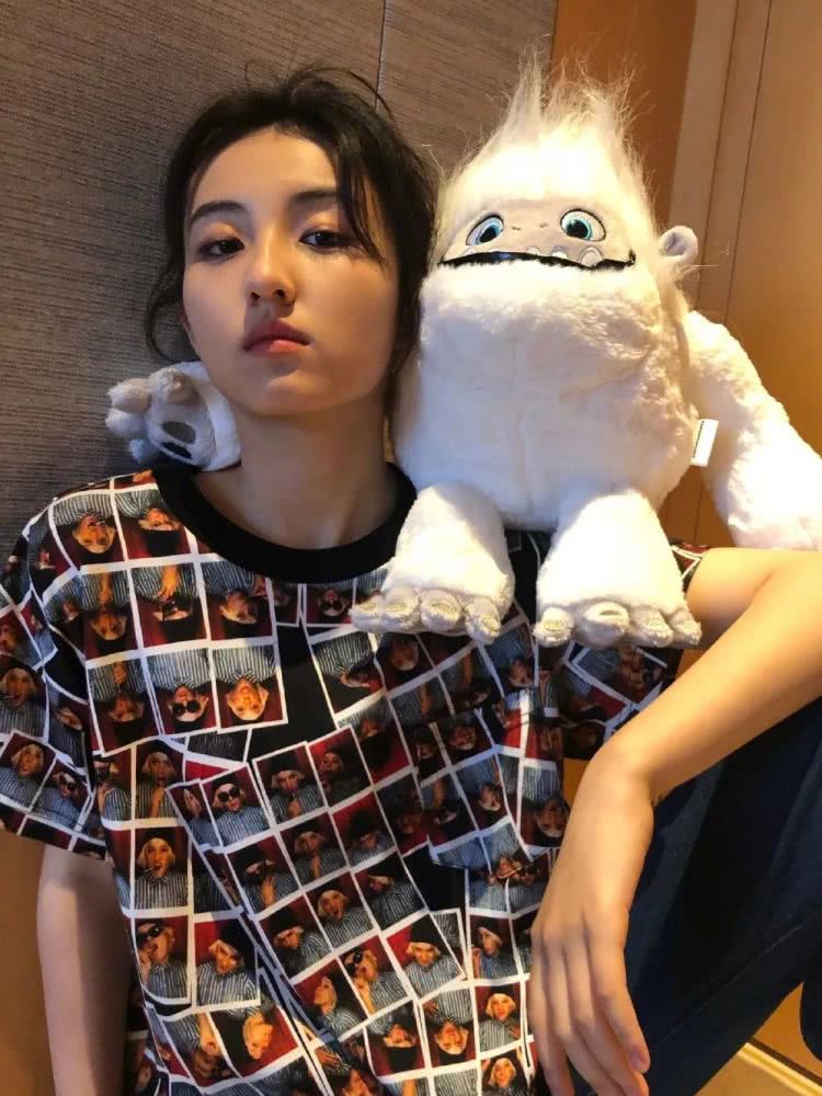 张子枫穿脸谱T恤晒照,复古时髦太有灵气