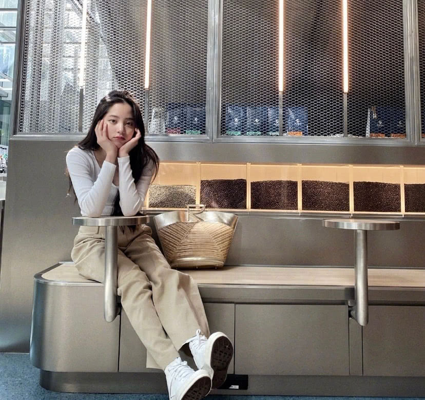 欧阳娜娜简约白T加浅棕阔腿裤,身材比例让人羡慕