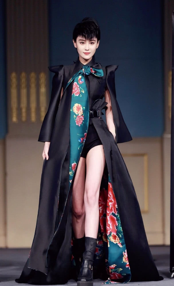 张馨予穿搭太有个性,肩上一片布、腰间一片布,一般人驾驭不了