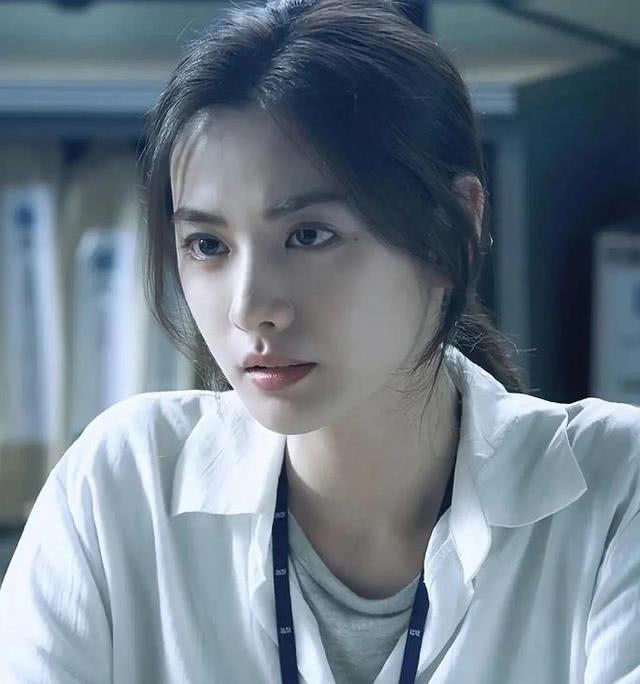 韩国少有的浓艳系女神，被誉为亚洲第一脸蛋，蝉联百大美人冠军？