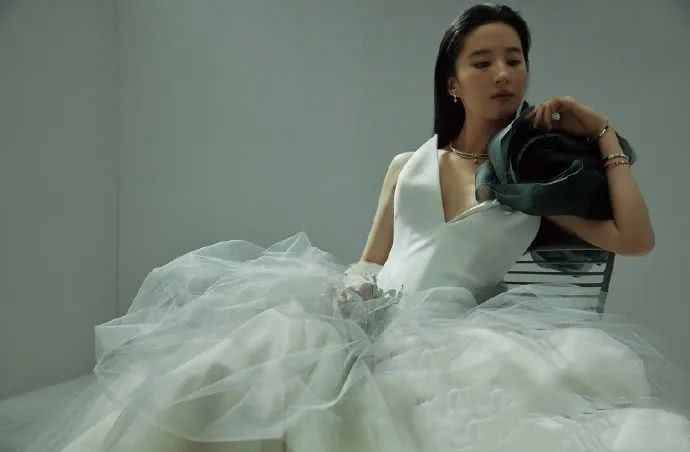刘亦菲拍时尚杂志破烂包臀裙也敢穿出来,这曲线也太好了