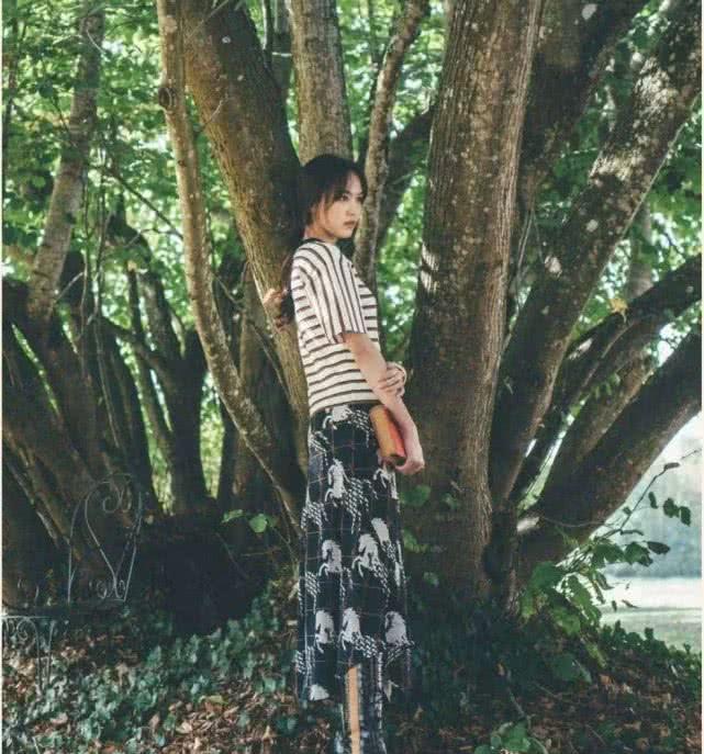 唐嫣婚后首曝清新写真 眼神透着娇俏少女感满满