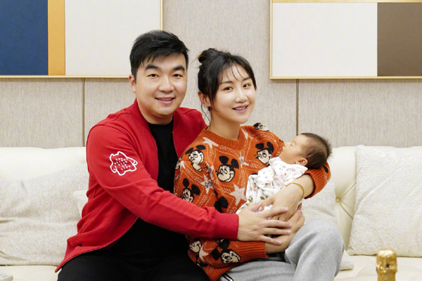 何雯娜生的男孩还是女孩 澄清误会晒宝宝正面照神似梁超