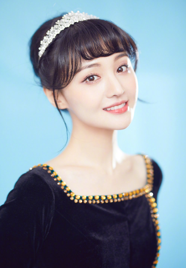 郑爽近照美回楚雨荨!COS安娜公主笑容甜美,太可爱了