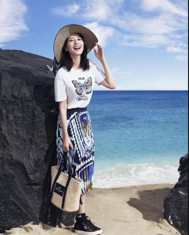 高圆圆复出后拍时尚大片，穿T恤长裙青春活力