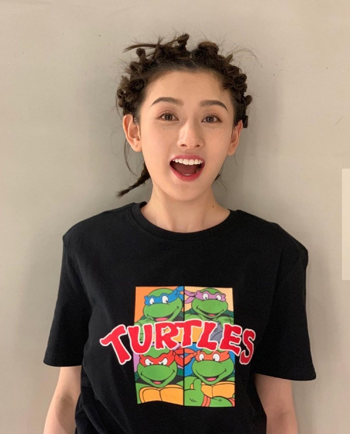 宋祖儿有颜值真任性!故意在脸上点满雀斑却还是好美
