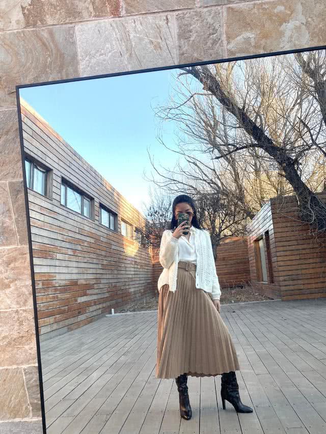 杨采钰衬衫少系两个扣搭配随性,时髦造型太抢眼