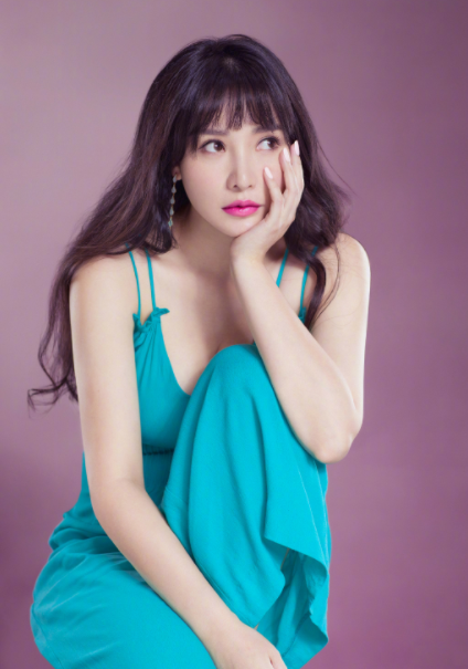 有种裤子叫柳岩的连体裤,104斤身材曼妙不显胖,她真的太会挑