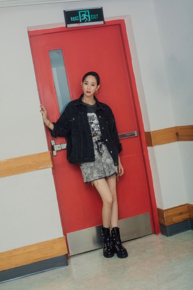 张钧甯穿黄色连衣裙,露美背线条太迷人