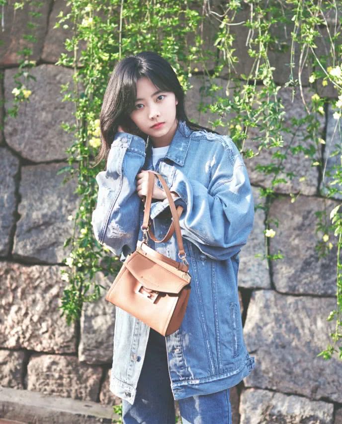 谭松韵齐刘海配清爽牛仔服,娃娃脸奔三看着还像18岁少女