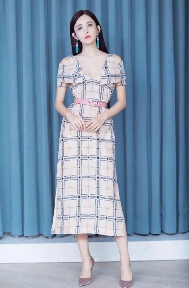 娜扎穿绿色侧身系长裙,显瘦显高还很高贵