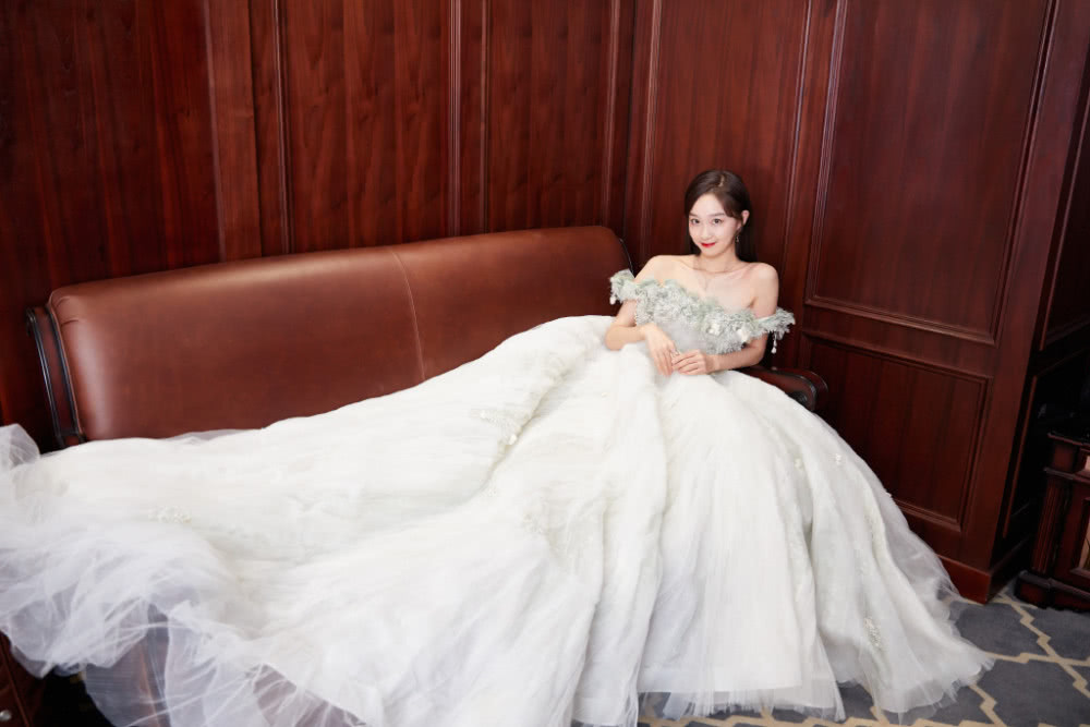 李子璇穿针织衫迷彩裤,秀长腿好帅气