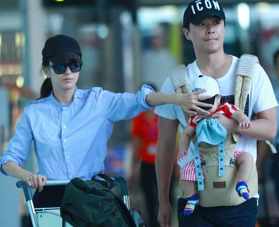 佟丽娅陈思诚儿子曝光,虎头虎脑可爱极了,不像妈妈也不像爸爸